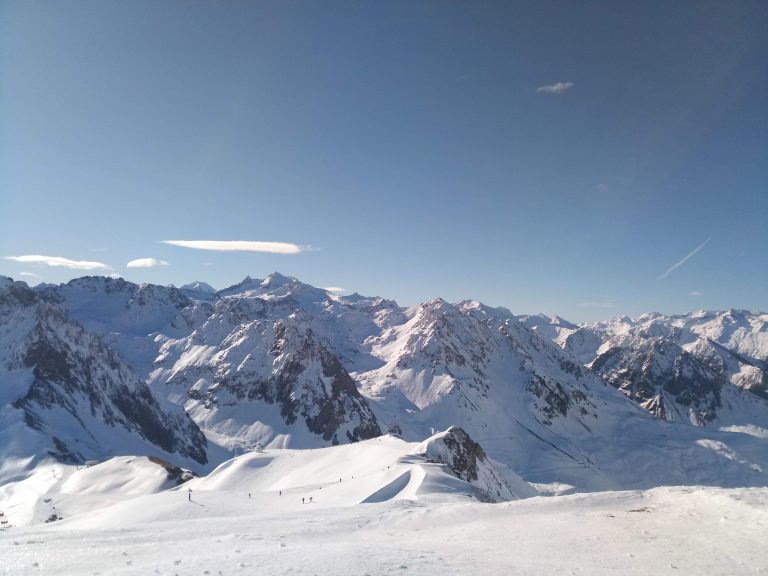 Vue sur les montagnes de la station de ski du Grand Tourmalet_ La Mongie